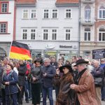Corinna Herold von der AfD (mitte hintere Frau mit Hut) beibei Bürger für Thüringen Kundgebung Anger