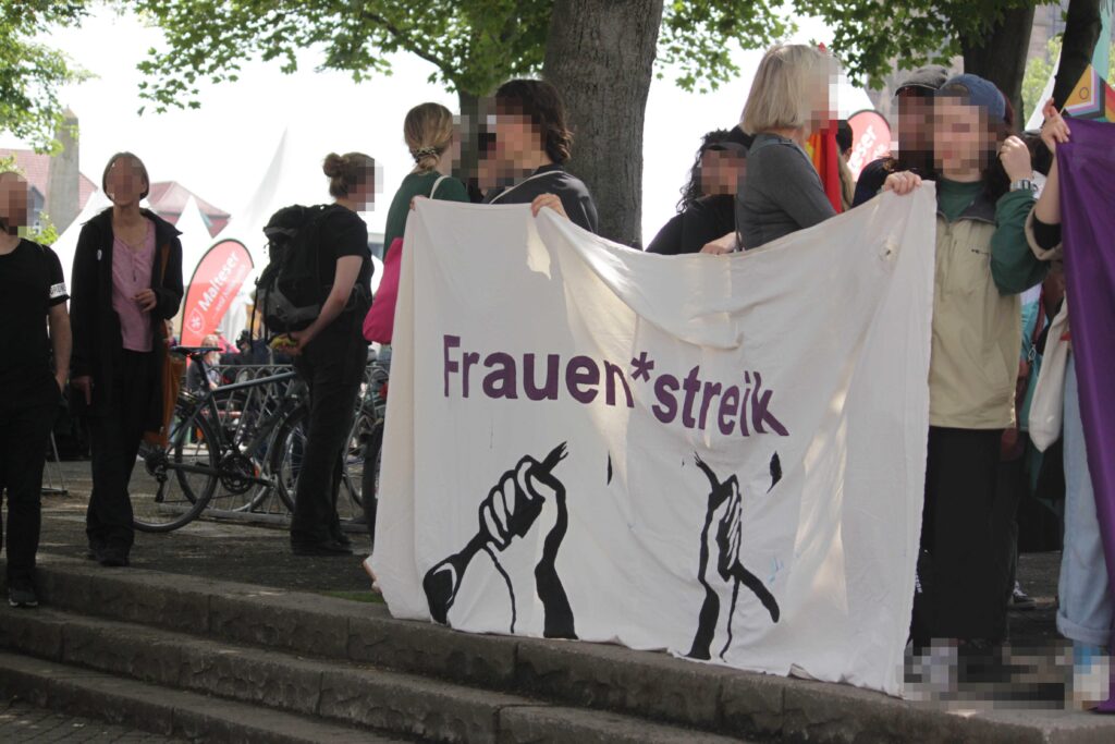 Protest gegen Demonstration von Abtreibungsgegner:innen und christlichen Fundis am 1.6.2024 in Erfurt.