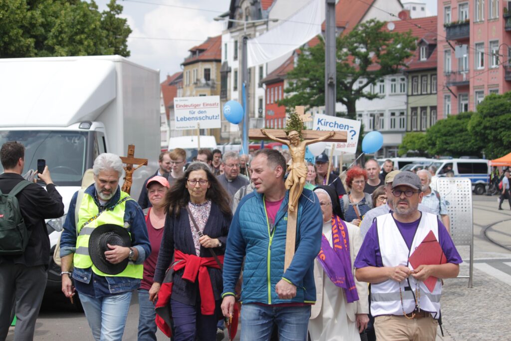 Clarsen Ratz (1.v.r., graue Mütze, rote Mappe) beim "Marsch für das Leben" am 1.6.2024 in Erfurt.