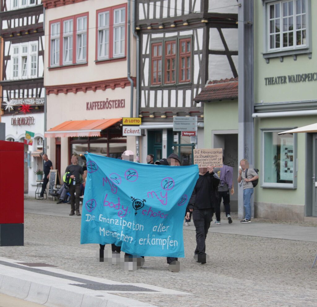 Spontaner Gegenprotest an der Route der Demonstration am 1.6.2024 in Erfurt.