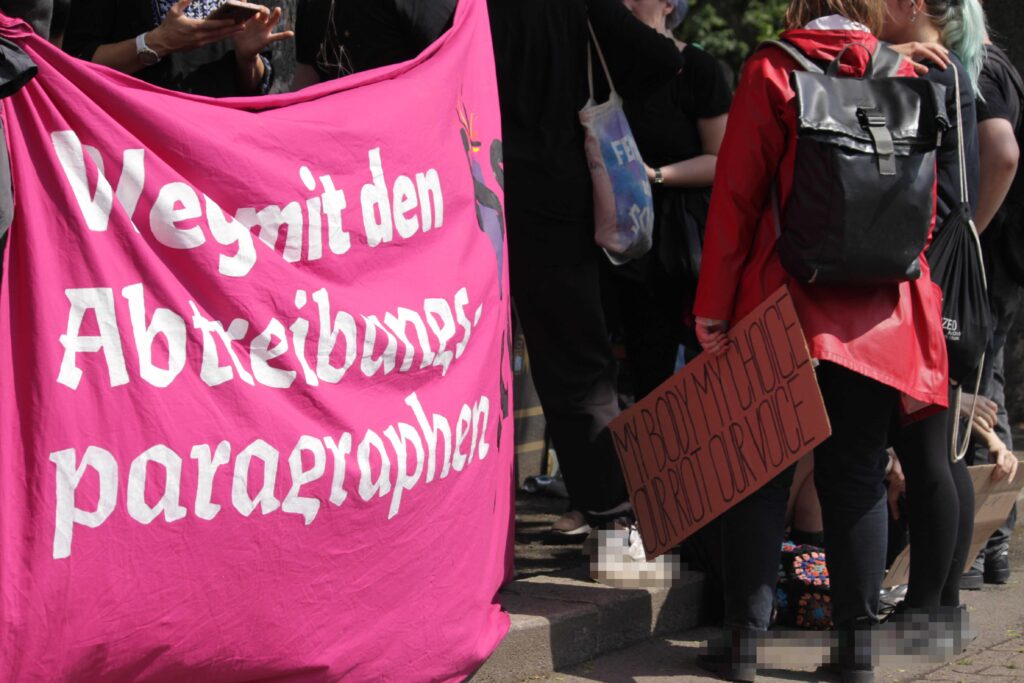 Protest gegen Demonstration von Abtreibungsgegner:innen und christlichen Fundis am 1.6.2024 in Erfurt.