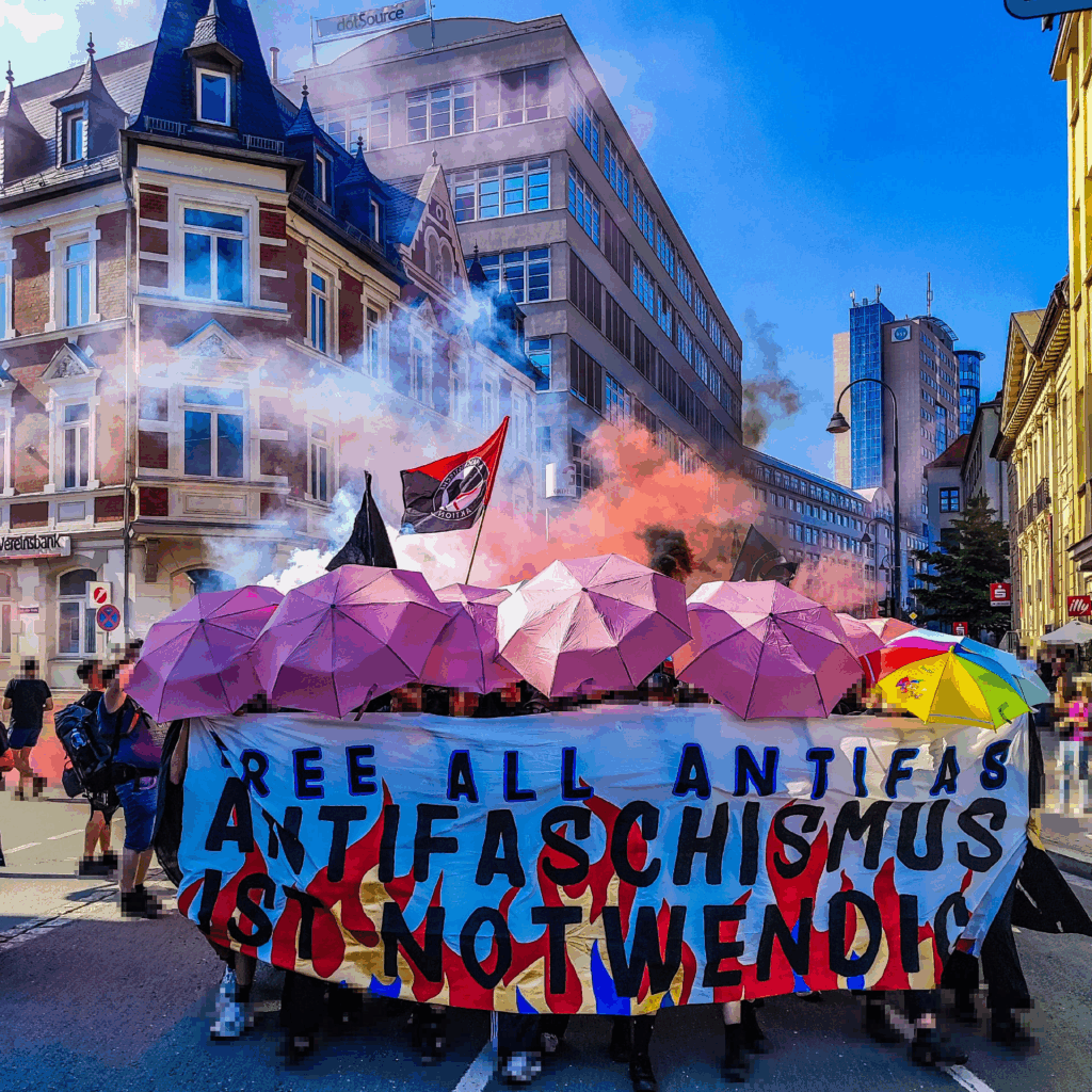 Tausende demonstrierten in Jena gegen die Kriminalisierung von Antifas. Sie forderten auch die Rückführung der Aktivist:in Maja T. nach Deutschland.